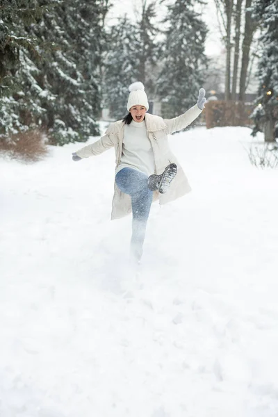 Δροσερό Νεαρή Γυναίκα Παίζει Χιόνι Στο Πάρκο — Φωτογραφία Αρχείου