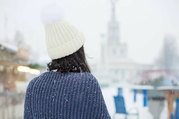 年轻女子在冬季公园向远处望去 空白的文字空间 — 图库照片