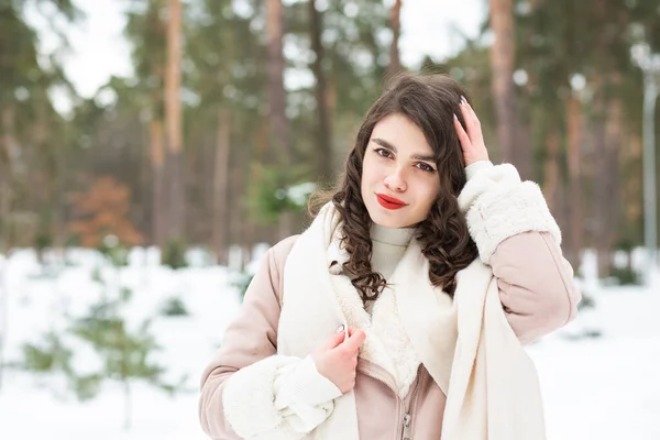 Stylish Young Woman Walking Winter Park Space Text — Stock Photo, Image