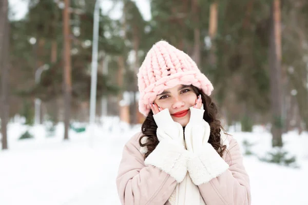 Stunning Young Woman Walking Winter Park Space Text — Stock Photo, Image