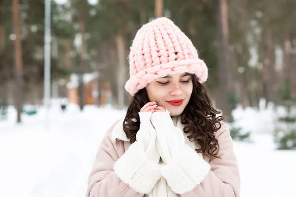 Magnificent Young Woman Walking Winter Park Space Text — Stock Photo, Image