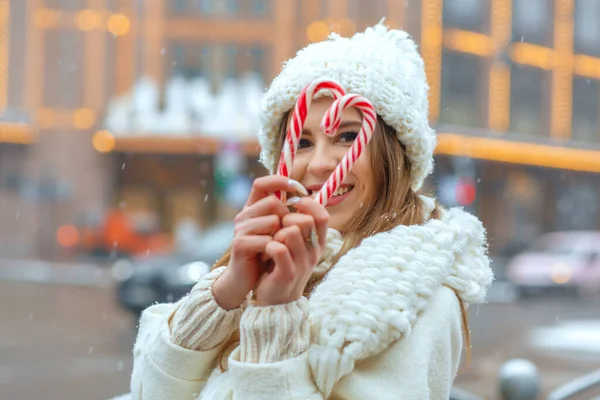 Piękna Młoda Kobieta Trzymająca Świąteczne Cukierki Mieście Miejsce Tekst — Zdjęcie stockowe