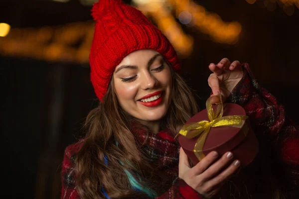 Lovely Young Woman Red Hat Receiving Gift Box Christmas Fair — Stock Photo, Image