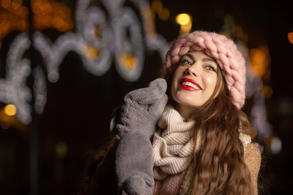 Alluring Young Woman Pink Hat Walking Evening City Winter Empty — Stock Photo, Image