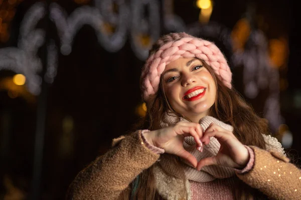 Stunning Young Woman Showing Heart Sign Walking Evening City Winter — Stock Photo, Image