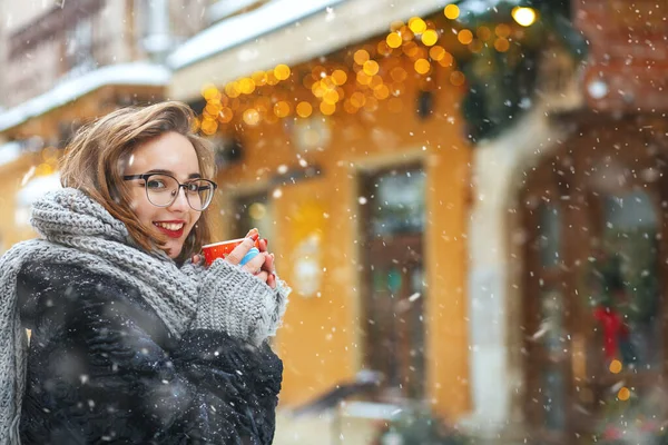 Cheerful Young Woman Glasses Cup Coffee Walking Decorated Showcases Snowy — Stock Photo, Image