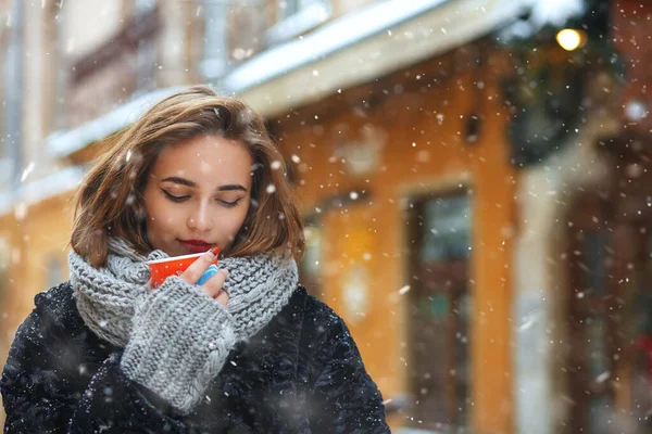 Stylish Young Woman Cup Coffee Walking Decorated Showcases Snowy Weather — Stock Photo, Image