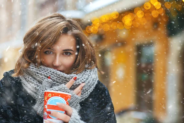 Fashionable Young Woman Cup Coffee Walking Decorated Showcases Snowy Weather — Stock Photo, Image