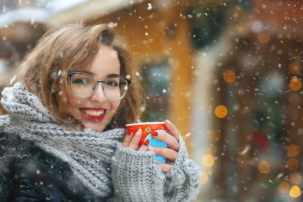 Funny Young Woman Glasses Cup Coffee Walking Decorated Showcases Snowy — Stock Photo, Image