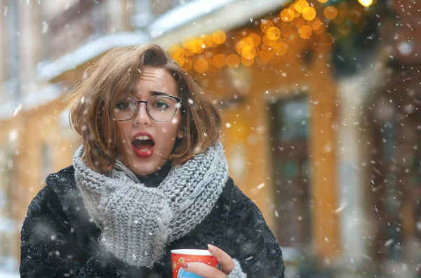 Surprised Young Woman Glasses Cup Coffee Walking Decorated Showcases Snowy — Stock Photo, Image