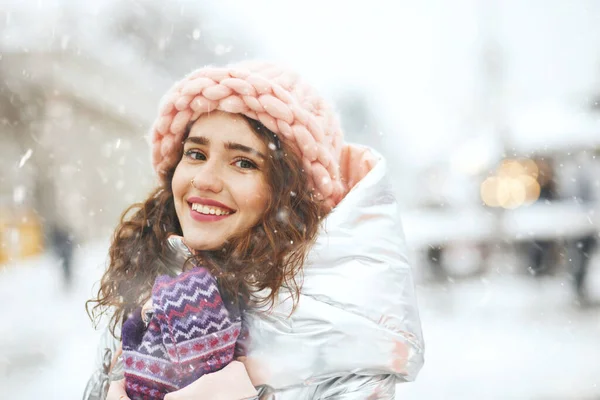 Retrato Inverno Uma Mulher Bonita Andando Feira Natal Durante Queda — Fotografia de Stock