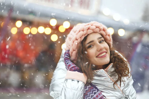 Retrato Inverno Uma Mulher Bonita Andando Feira Natal Durante Queda — Fotografia de Stock