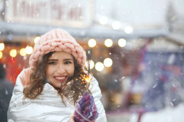 Central City Meydanı 'nda Bengal ışıklarıyla eğlenen hoş bir kadın. Metin için boşluk