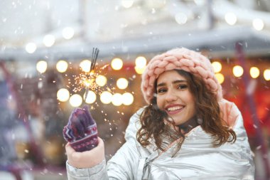 Central City Meydanı 'nda Bengal ışıklarıyla eğlenen hoş bir kadın. Metin için boşluk