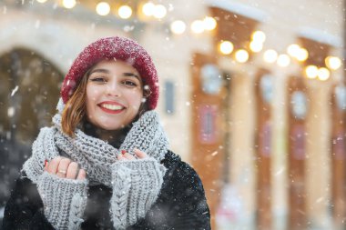 Noel tatilinde kar yağışının tadını çıkaran hoş bir genç kadın. Metin için boşluk