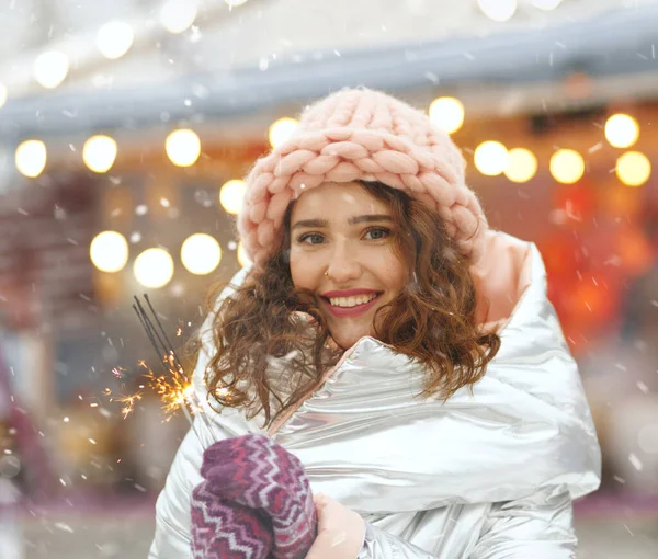 Central City Meydanı 'nda Bengal ışıklarıyla eğlenen sevimli bir kadın. Metin için boşluk