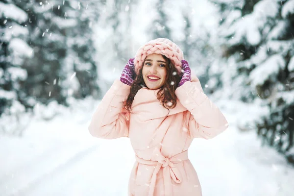 Winter Shot Lovely Smiling Woman Walking Snowy Park — Stock Photo, Image