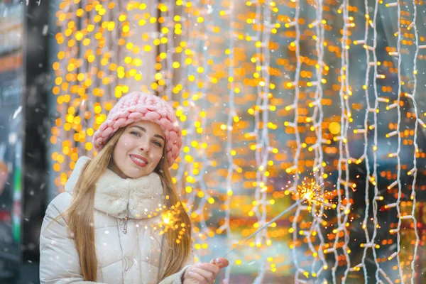戴着粉色帽子的年轻女子在朦胧的灯光背景上享受着明亮的灯光的乐趣 案文的篇幅 — 图库照片