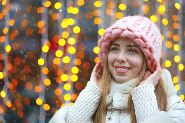 Smiling Blond Woman Posing Street Bokeh Background Snowfall Space Text — Stock Photo, Image