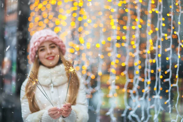 Cute Young Woman Pink Hat Having Fun Sparkling Lights Blurred — Stock Photo, Image