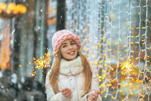Happy Young Woman Pink Hat Having Fun Sparkling Lights Blurred — Stock Photo, Image