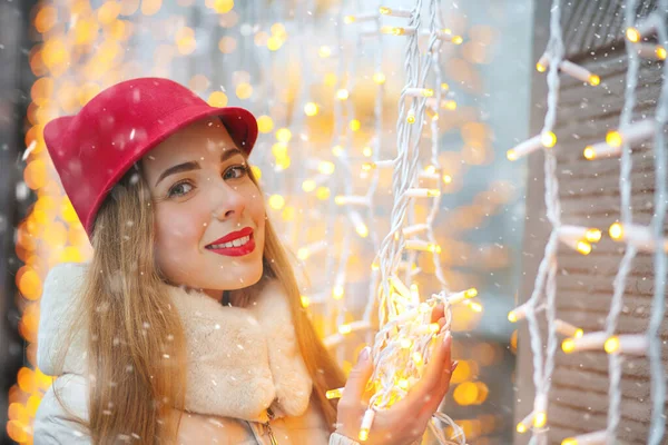 Funny Blond Woman Wearing Red Cap Walking Street Snowfall Space — Stock Photo, Image