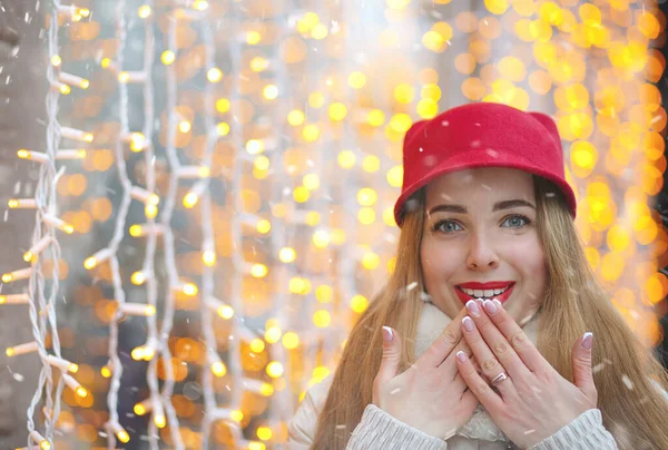 漂亮的金发女人 戴着红帽 用手指捂住嘴唇 案文的篇幅 — 图库照片