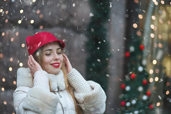 漂亮的女人喜欢在装饰过的陈列柜附近散步 享受着降雪的乐趣 案文的篇幅 — 图库照片