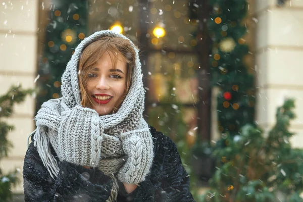 Jovem Feliz Apreciando Queda Neve Nas Férias Natal Perto Vitrine — Fotografia de Stock