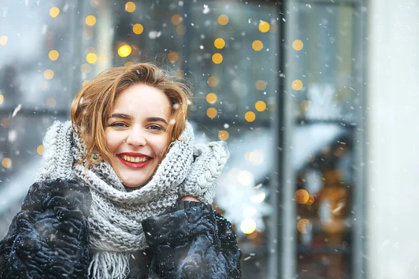 Cool Young Woman Enjoying Snowfall Christmas Holidays Decorated Showcase Space — Stock Photo, Image