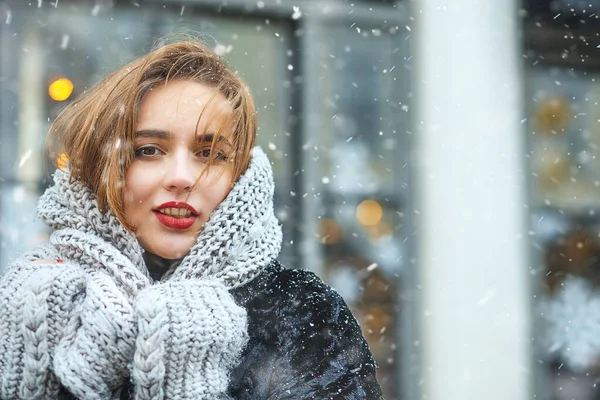 Magnificent Young Woman Enjoying Snowfall Christmas Holidays Decorated Showcase Space — Stock Photo, Image