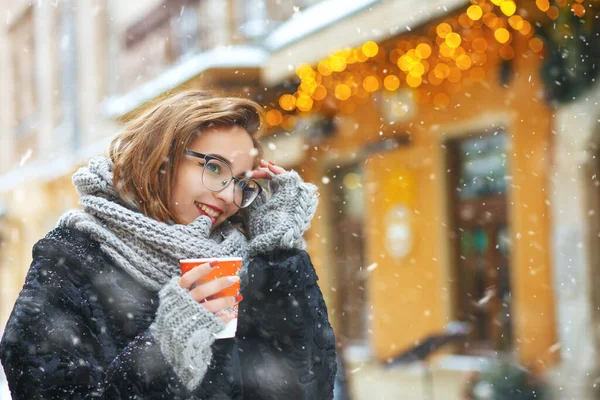 Gorgeous Young Woman Glasses Cup Coffee Walking Decorated Showcases Snowy — Stock Photo, Image