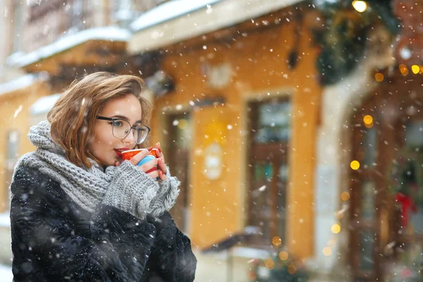 Glorious Young Woman Glasses Cup Coffee Walking Decorated Showcases Snowy — Stock Photo, Image