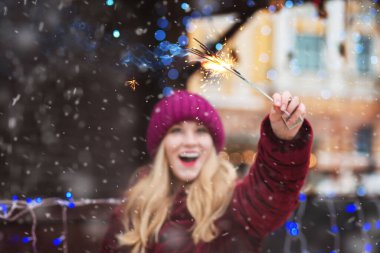 Central City Meydanı 'nda maytaplarla oynayan neşeli genç bir kadın.