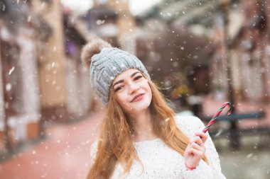 Lezzetli genç bayan, renkli lolipoplarıyla kış tatilinin tadını çıkarıyor.