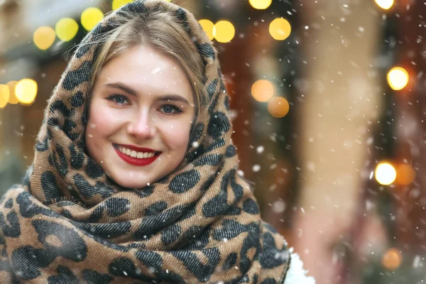 Retrato Inverno Uma Mulher Bonita Andando Cidade Com Flocos Neve — Fotografia de Stock