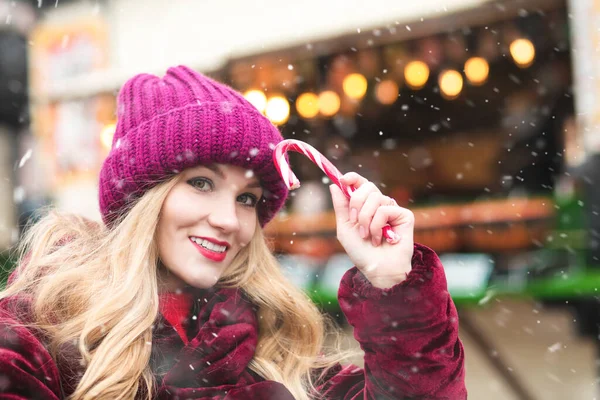 Happy Young Woman Eating Candy Cane Central City Square Space — Stock Photo, Image