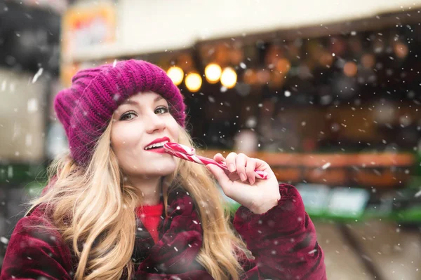 Pretty Young Woman Eating Candy Cane Central City Square Space — Stock Photo, Image
