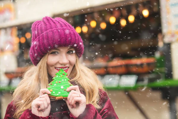 Joyful Young Woman Eating Tasty Gingerbread Central City Square Space — Stock Photo, Image