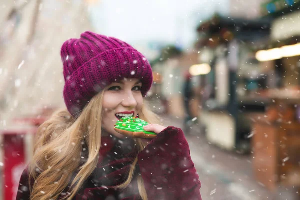 Pleased Young Woman Eating Tasty Gingerbread Central City Square Space — Stock Photo, Image