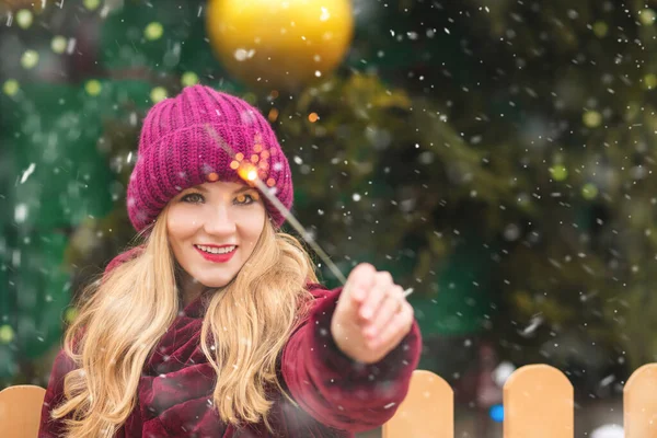 Happy Young Woman Playing Sparklers Central City Square Winter Holidays — Stock Photo, Image