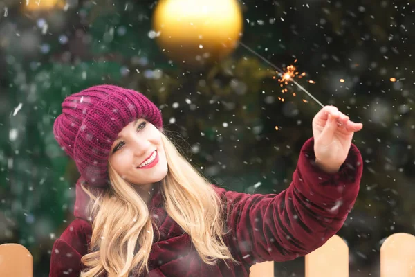 Awesome Young Woman Playing Sparklers Central City Square Winter Holidays — Stock Photo, Image