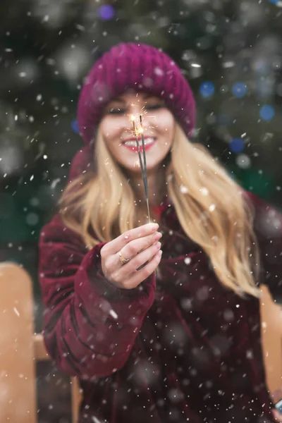 Cute Young Woman Playing Sparklers Central City Square — Stock Photo, Image