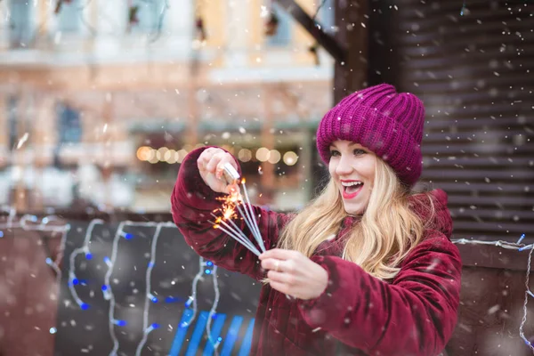 Excited Young Woman Playing Sparklers Central City Square Empty Space — Stock Photo, Image