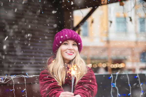 Nice Young Woman Playing Sparklers Central City Square — Stock Photo, Image