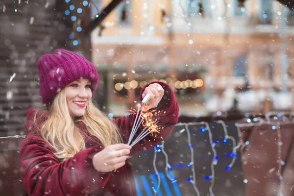 Positive Young Woman Playing Sparklers Central City Square Empty Space — Stock Photo, Image