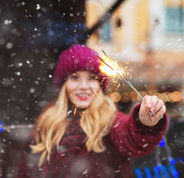 Emotional Young Woman Playing Sparklers Central City Square — Stock Photo, Image