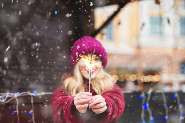 Happy Blond Woman Playing Sparklers Central City Square — Stock Photo, Image