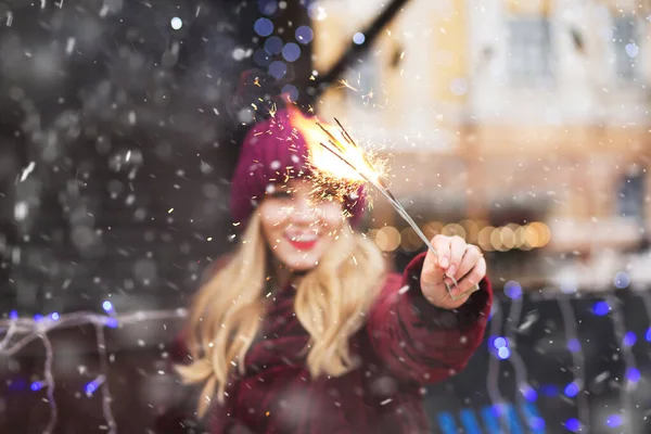 Cheerful Young Woman Playing Sparklers Central City Square — Stock Photo, Image