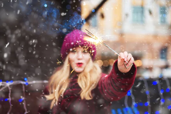 Positive Young Woman Playing Sparklers Central City Square — Stock Photo, Image